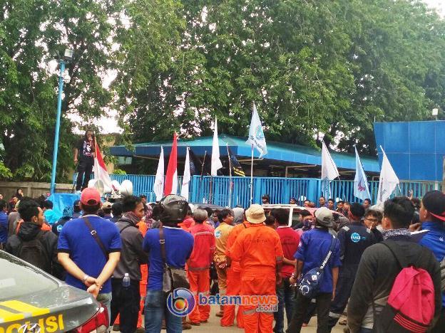 Demo Buruh PT Cladtex Batam Dikawal Ketat Aparat, Ada Apa?